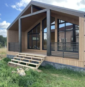 одноэтажный каркасный дом на сваях с террасой