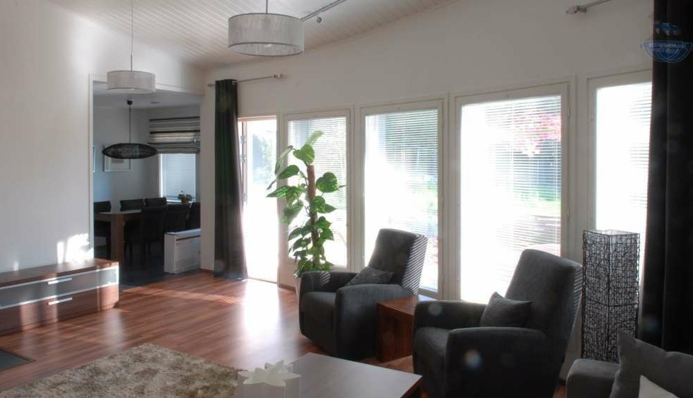 КД-510: каркасный дом с панорамными окнами и террасой