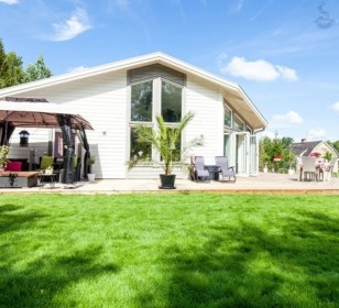 КД-580: одноэтажный каркасный дом с камином