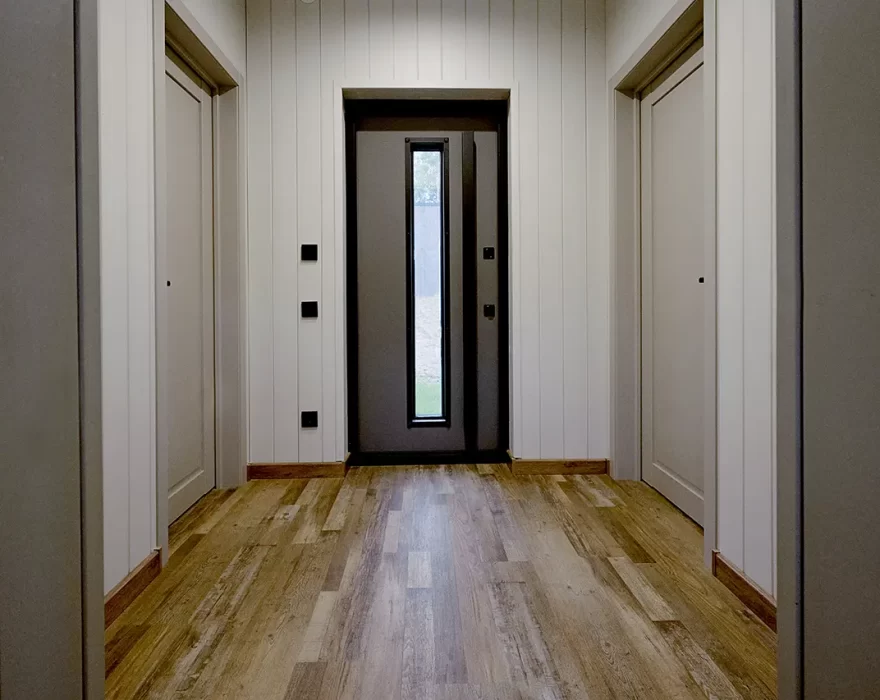 дом КД-1210 интерьер (входная дверь)